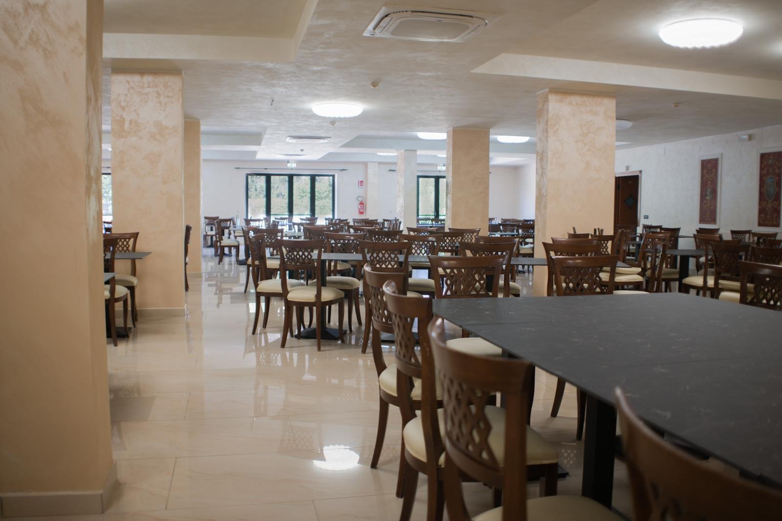 3-gwiazdkowy hotel z pokojami z widokiem na morze, restauracją i przestrzenią eventową w Briatico, na Costa degli Dei.