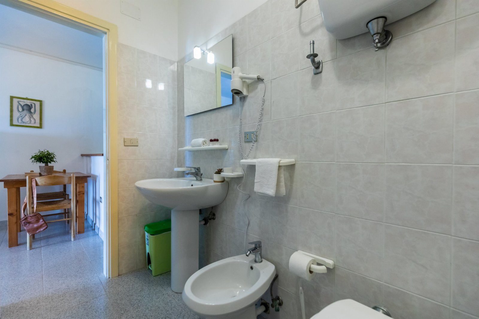 Appartement deux pièces pour 2 personnes avec cuisine et vue mer. Plage privée. Yoga au coucher du soleil.