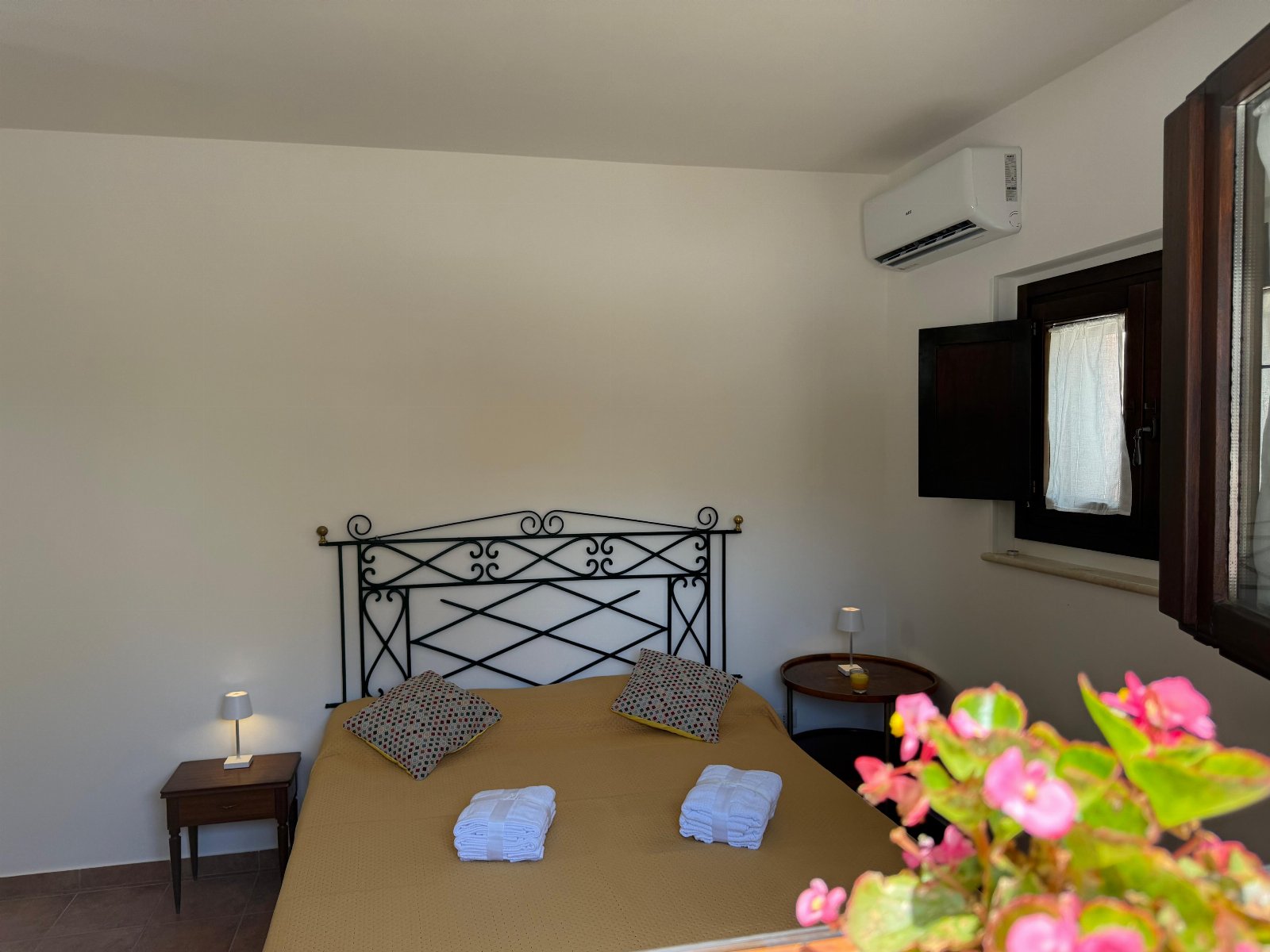 B&B Casa Vacanze Lydia offre la possibilità di usufruire o dell’ intero appartamento composto da 3 stanze e 2 letti con cucina e soggiorno o di anche solo le stanze con il bagno privato .