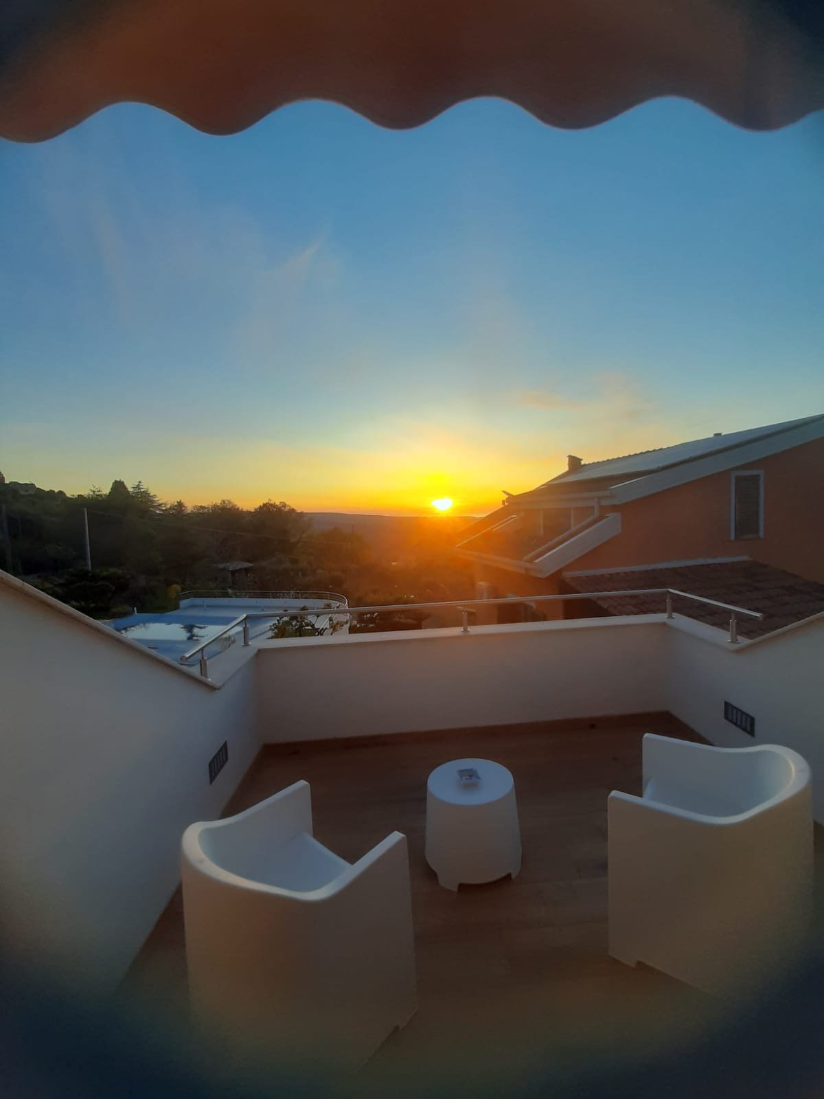 Villa con piscina vista mare