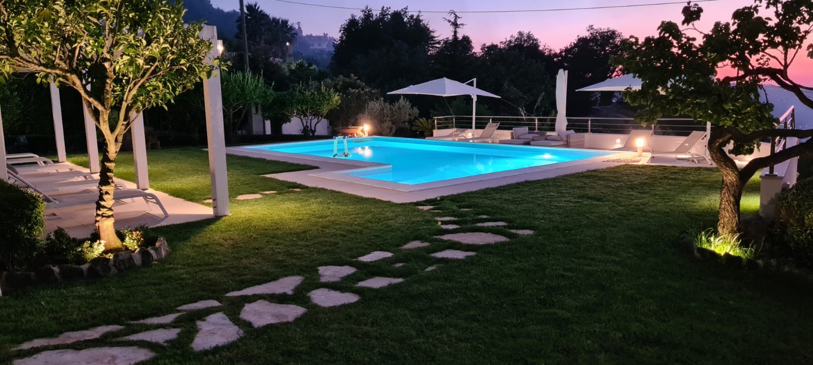 Villa con piscina vista mare