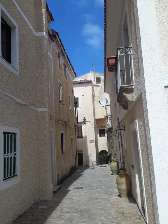 LA DIMORA DEL NONNO MARINAIO - Trilocale nel centro storico, posto auto in strada pubblica con permesso ZTL, pavimento in cotto di Montalcino, rivestimenti e lampadari in ceramica di Vietri decorata a mano, mobili in teak.