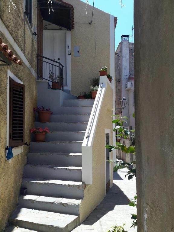 LA DIMORA DEL NONNO MARINAIO - Trilocale nel centro storico, posto auto in strada pubblica con permesso ZTL, pavimento in cotto di Montalcino, rivestimenti e lampadari in ceramica di Vietri decorata a mano, mobili in teak.