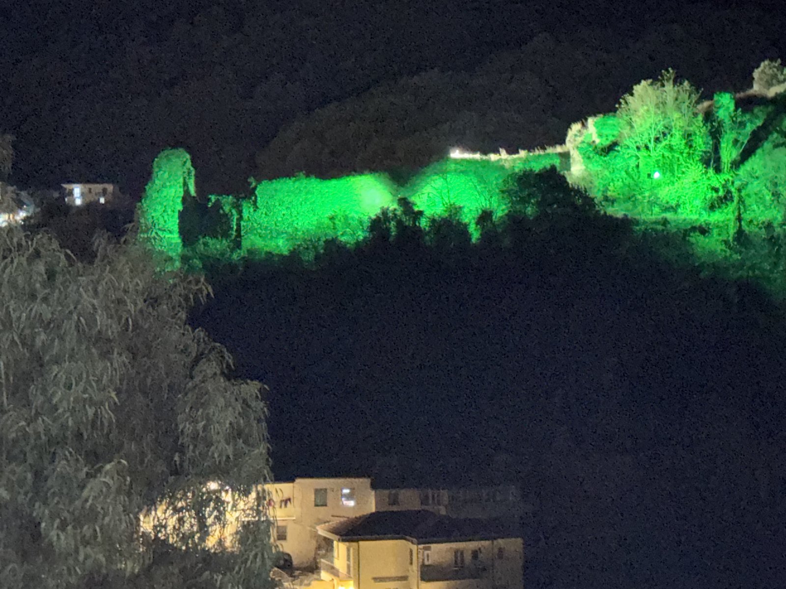 B&B Casa Vacanze Lydia offre la possibilità di usufruire o dell’ intero appartamento composto da 3 stanze e 2 letti con cucina e soggiorno o di anche solo le stanze con il bagno privato .