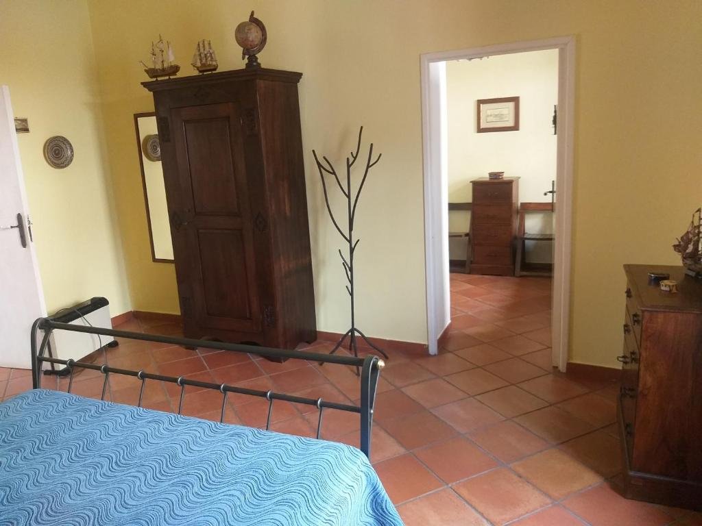 LA DIMORA DEL NONNO MARINAIO - Trilocale nel centro storico, posto auto in strada pubblica con permesso ZTL, pavimento in cotto di Montalcino, rivestimenti e lampadari in ceramica di Vietri decorata a mano, mobili in teak.