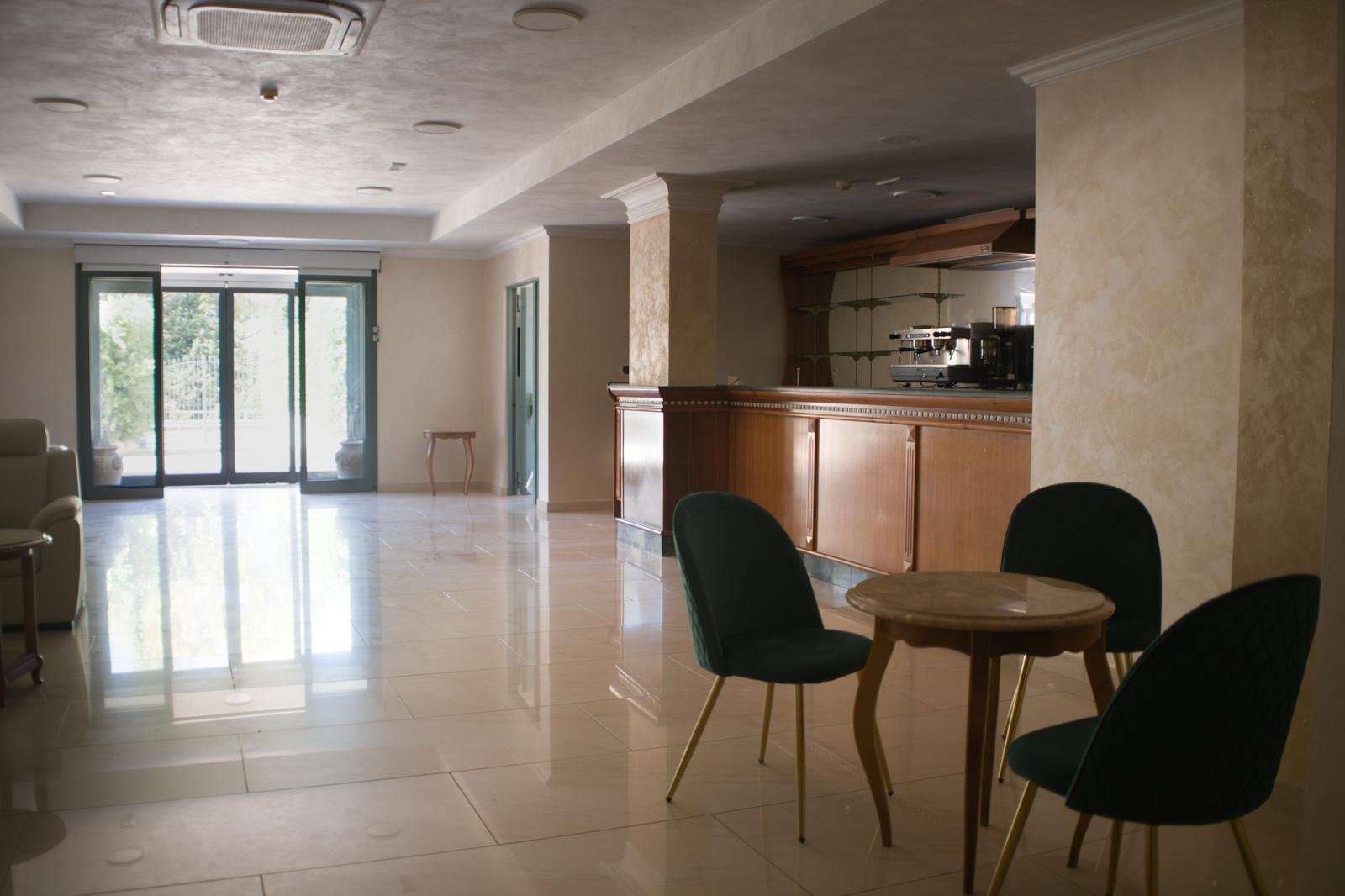 3-gwiazdkowy hotel z pokojami z widokiem na morze, restauracją i przestrzenią eventową w Briatico, na Costa degli Dei.