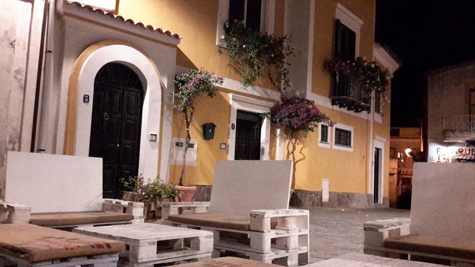 LA DIMORA DEL NONNO MARINAIO - Trilocale nel centro storico, posto auto in strada pubblica con permesso ZTL, pavimento in cotto di Montalcino, rivestimenti e lampadari in ceramica di Vietri decorata a mano, mobili in teak.
