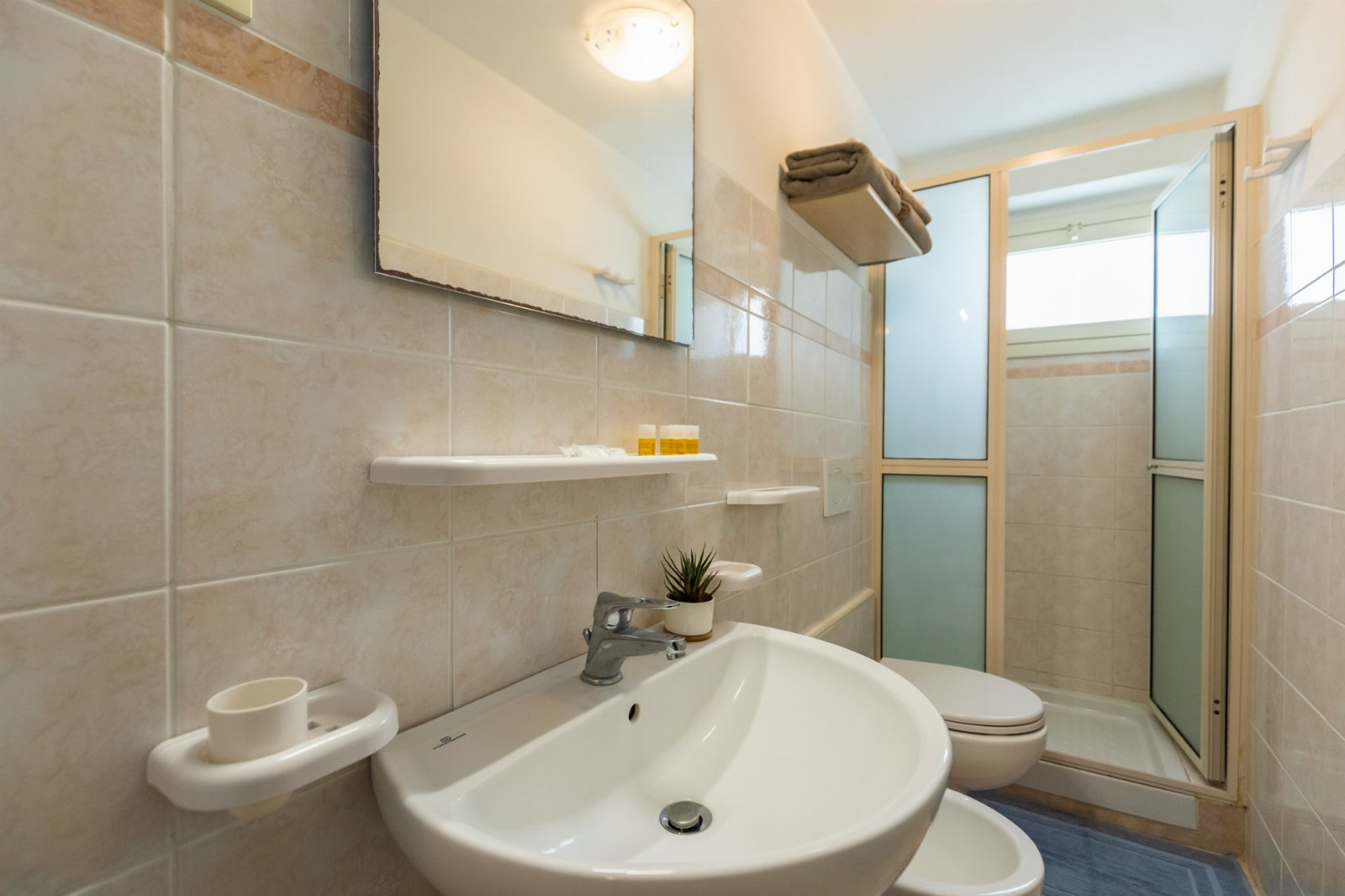 Appartement deux pièces pour 2 personnes avec cuisine et vue mer. Plage privée. Yoga au coucher du soleil.