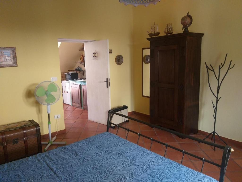 LA DIMORA DEL NONNO MARINAIO - Trilocale nel centro storico, posto auto in strada pubblica con permesso ZTL, pavimento in cotto di Montalcino, rivestimenti e lampadari in ceramica di Vietri decorata a mano, mobili in teak.