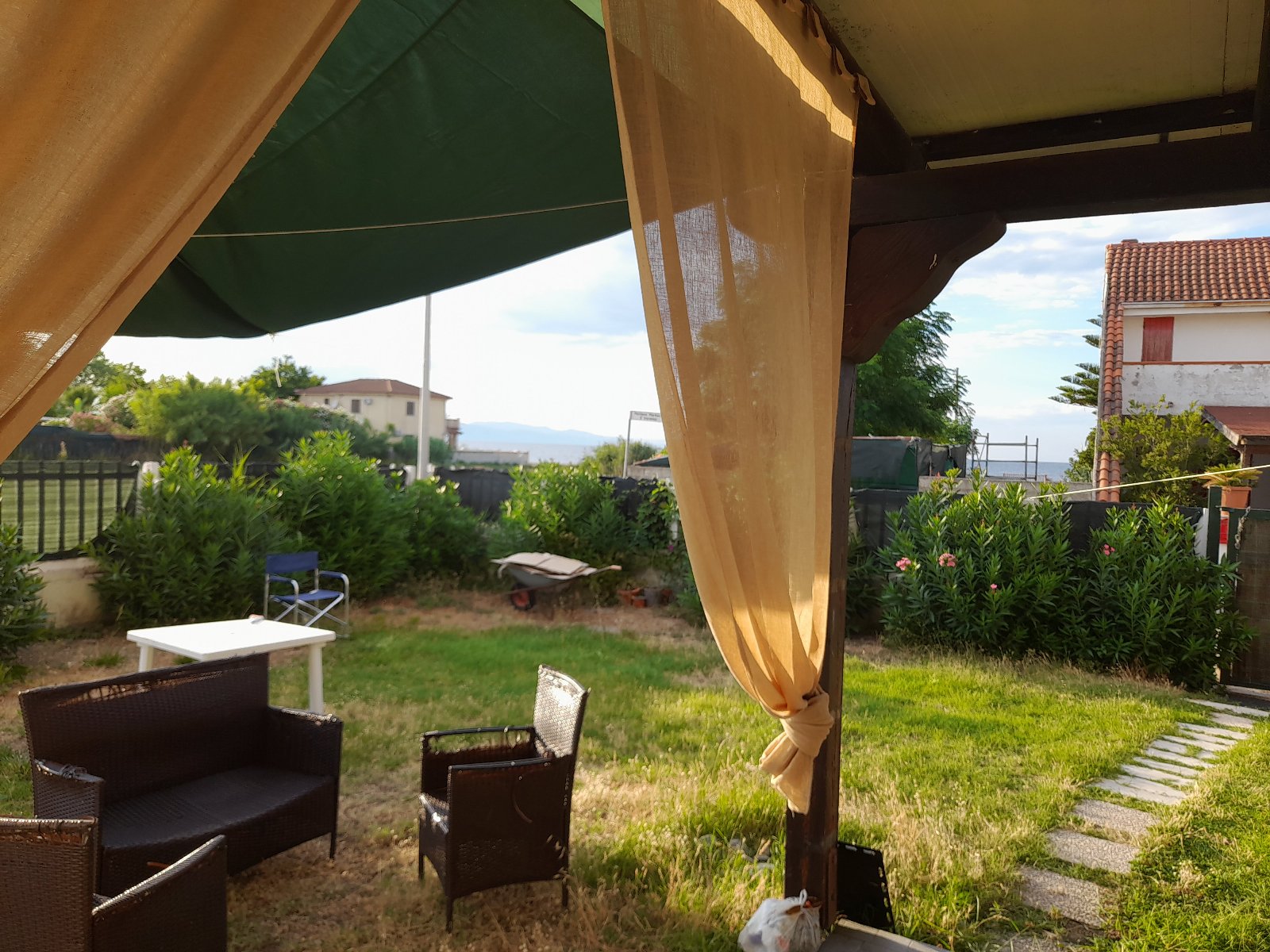 Ground-floor townhouse with private garden