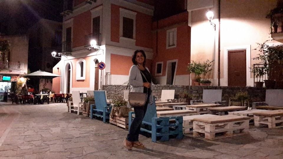 LA DIMORA DEL NONNO MARINAIO - Trilocale nel centro storico, posto auto in strada pubblica con permesso ZTL, pavimento in cotto di Montalcino, rivestimenti e lampadari in ceramica di Vietri decorata a mano, mobili in teak.
