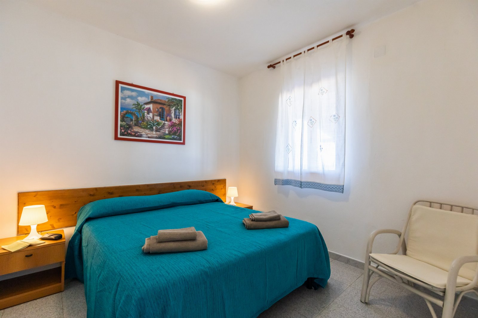 Appartement deux pièces pour 2 personnes avec cuisine et vue mer. Plage privée. Yoga au coucher du soleil.