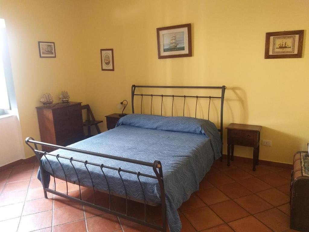 LA DIMORA DEL NONNO MARINAIO - Trilocale nel centro storico, posto auto in strada pubblica con permesso ZTL, pavimento in cotto di Montalcino, rivestimenti e lampadari in ceramica di Vietri decorata a mano, mobili in teak.