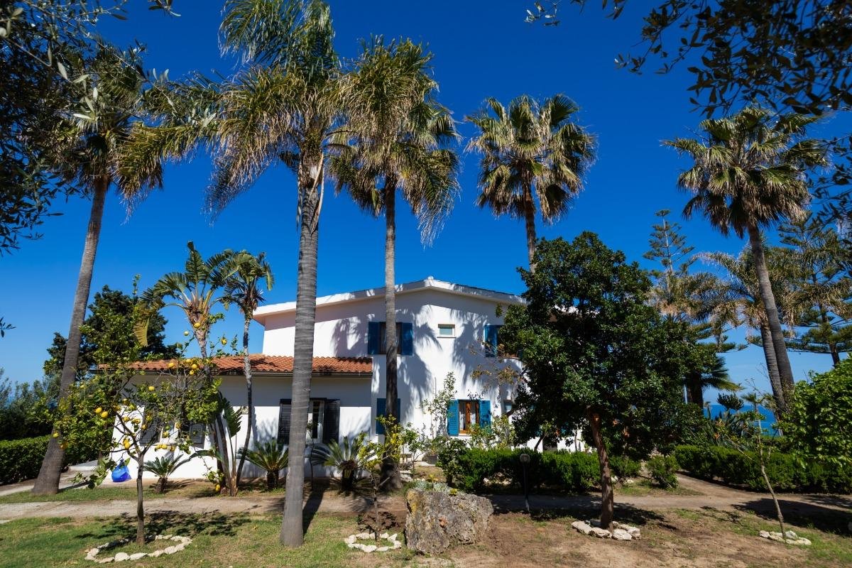 Double Room in B&B with Private Beach. Sunset Yoga.