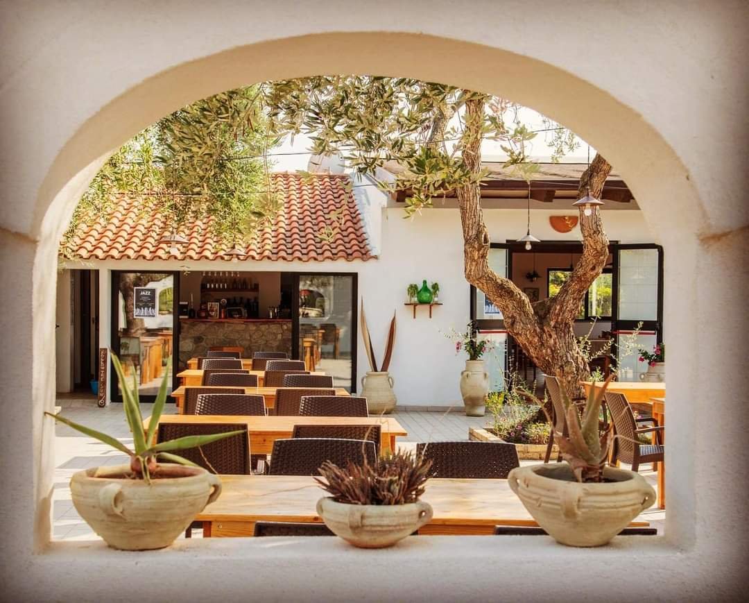 Appartement deux pièces pour 2 personnes avec cuisine et vue mer. Plage privée. Yoga au coucher du soleil.