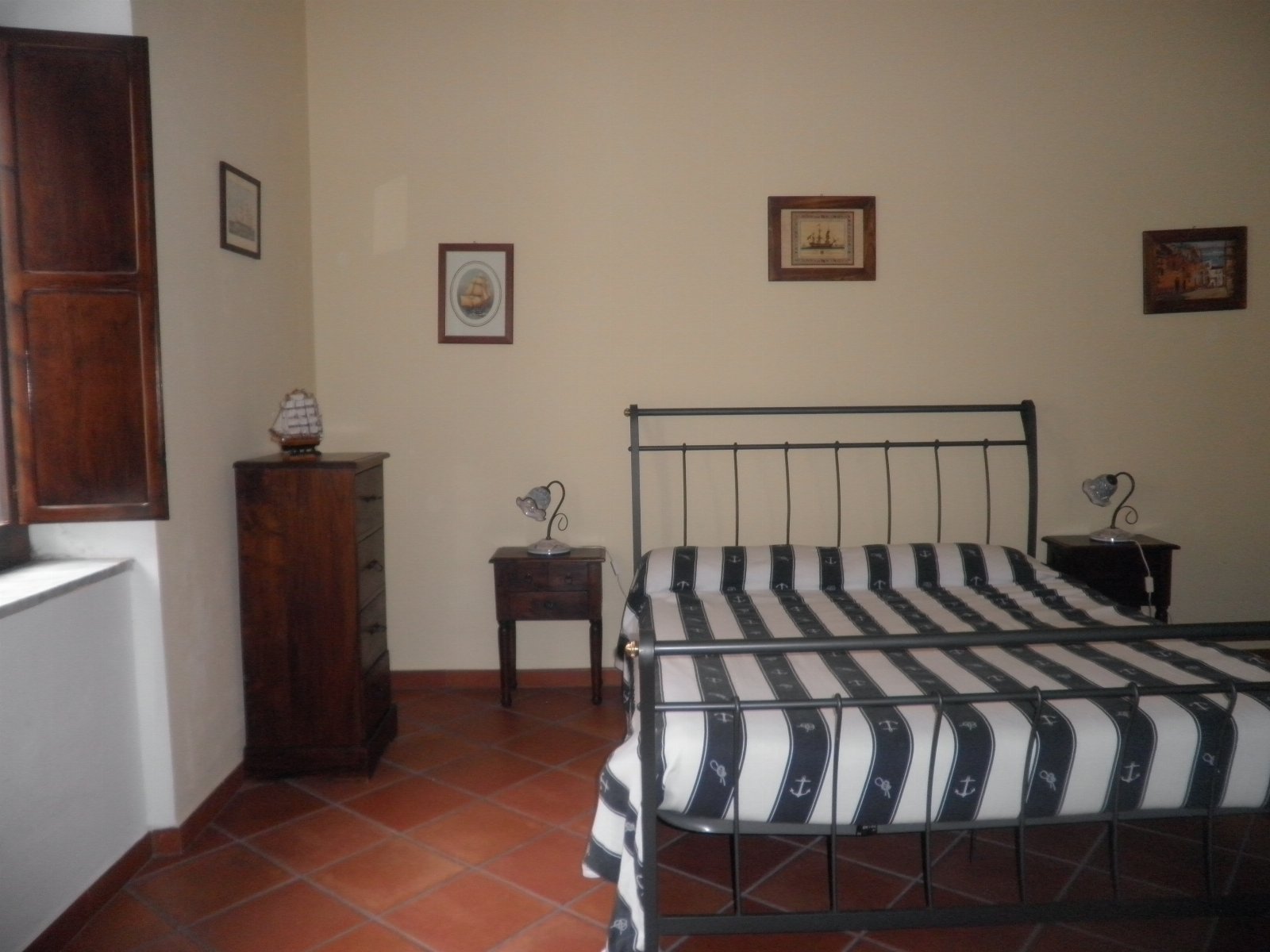 LA DIMORA DEL NONNO MARINAIO - Trilocale nel centro storico, posto auto in strada pubblica con permesso ZTL, pavimento in cotto di Montalcino, rivestimenti e lampadari in ceramica di Vietri decorata a mano, mobili in teak.