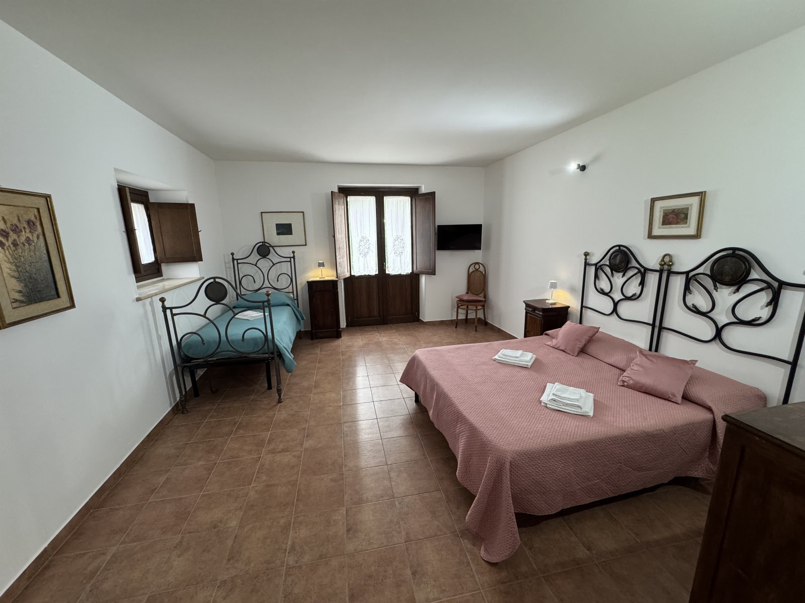 B&B Casa Vacanze Lydia offre la possibilità di usufruire o dell’ intero appartamento composto da 3 stanze e 2 letti con cucina e soggiorno o di anche solo le stanze con il bagno privato .