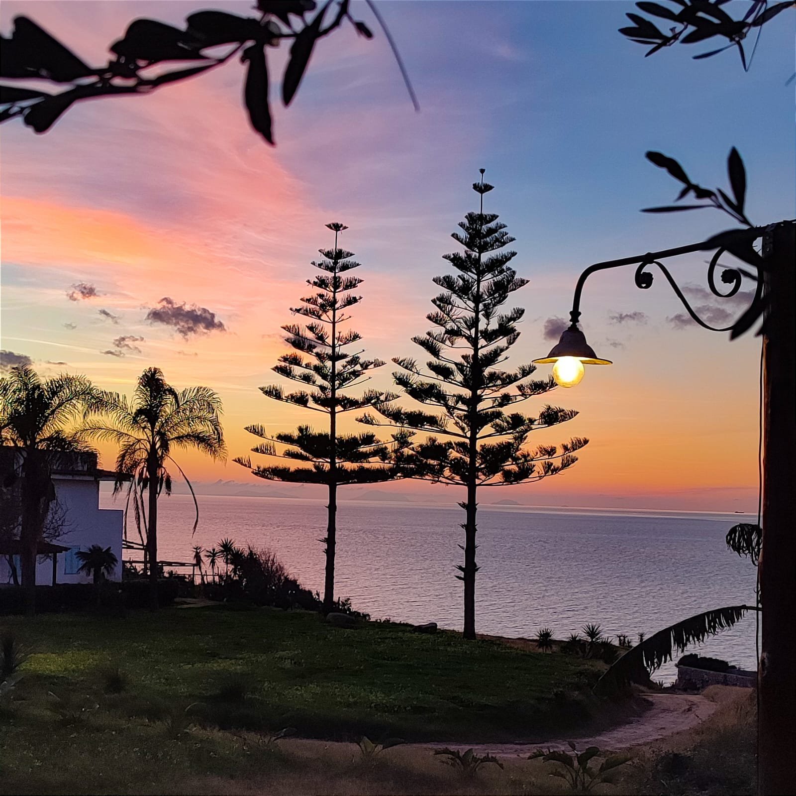 Appartement deux pièces pour 2 personnes avec cuisine et vue mer. Plage privée. Yoga au coucher du soleil.