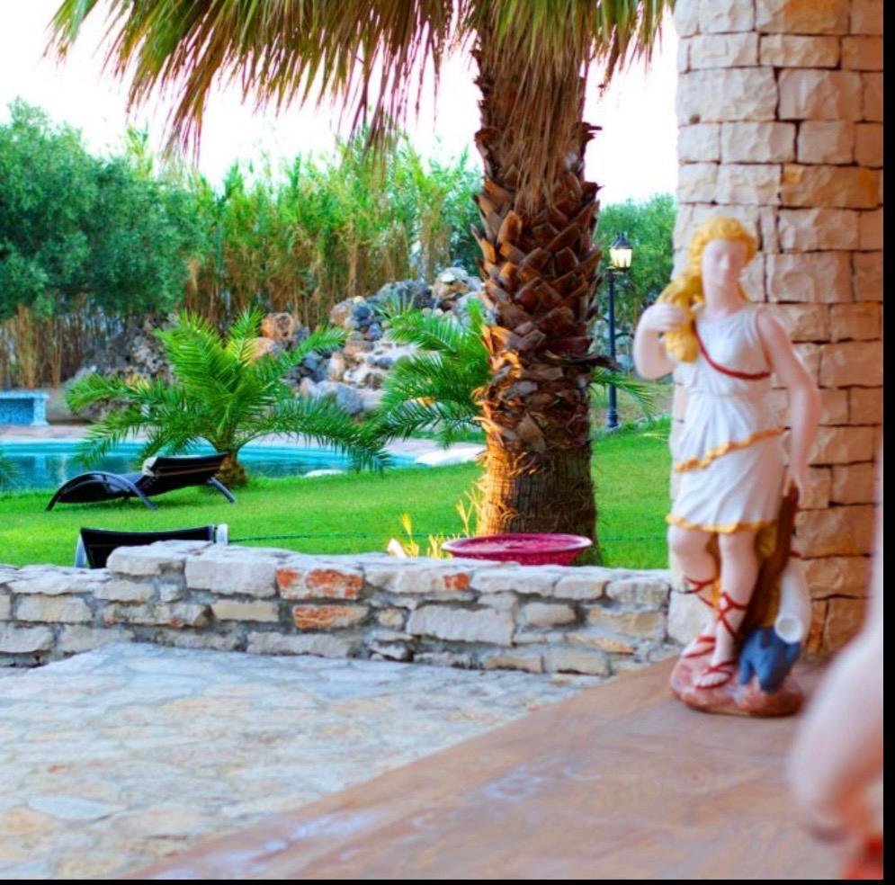 Splendida villa in collina, in zona panoramica con vista mare.