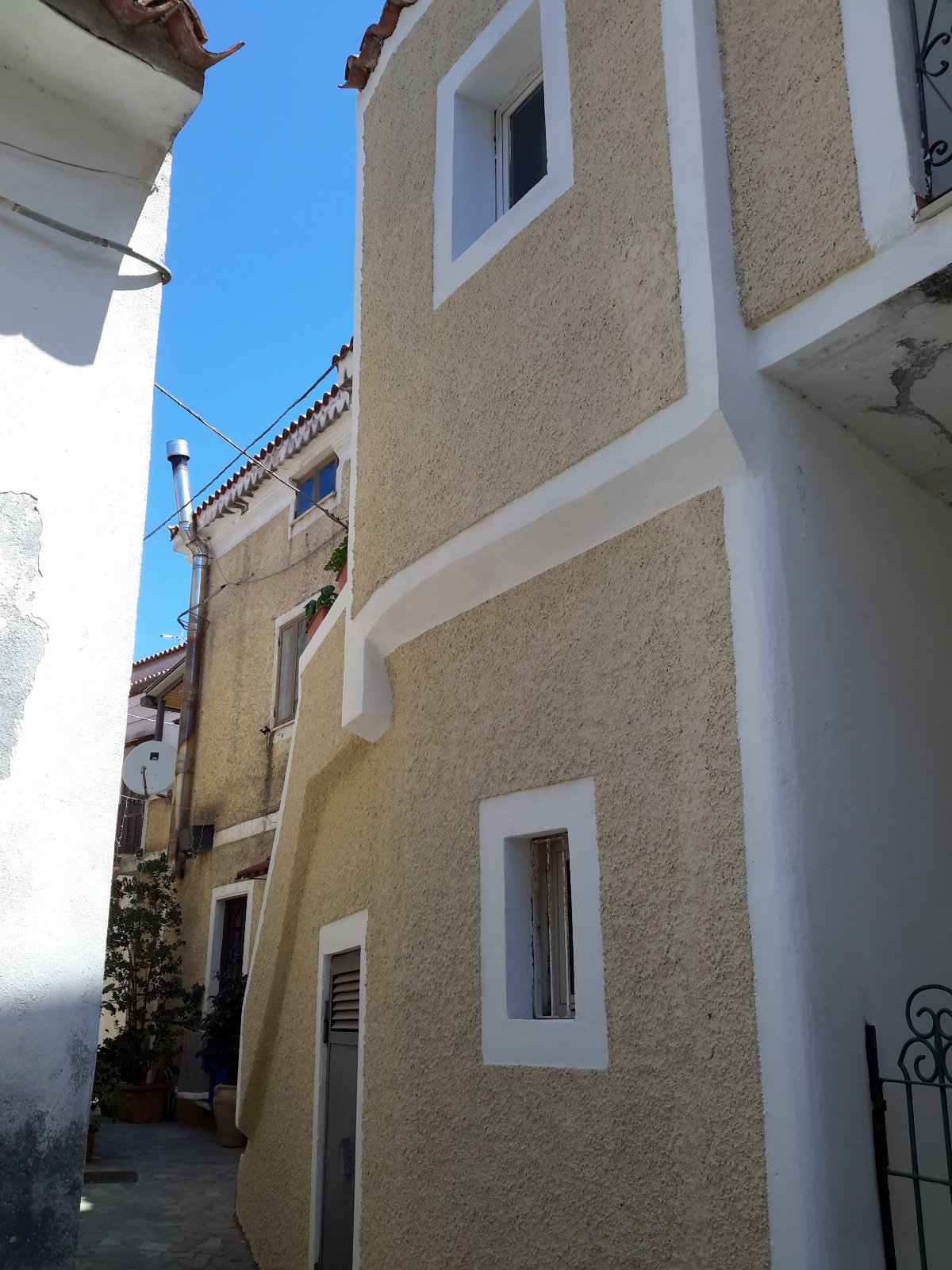 LA DIMORA DEL NONNO MARINAIO - Trilocale nel centro storico, posto auto in strada pubblica con permesso ZTL, pavimento in cotto di Montalcino, rivestimenti e lampadari in ceramica di Vietri decorata a mano, mobili in teak.