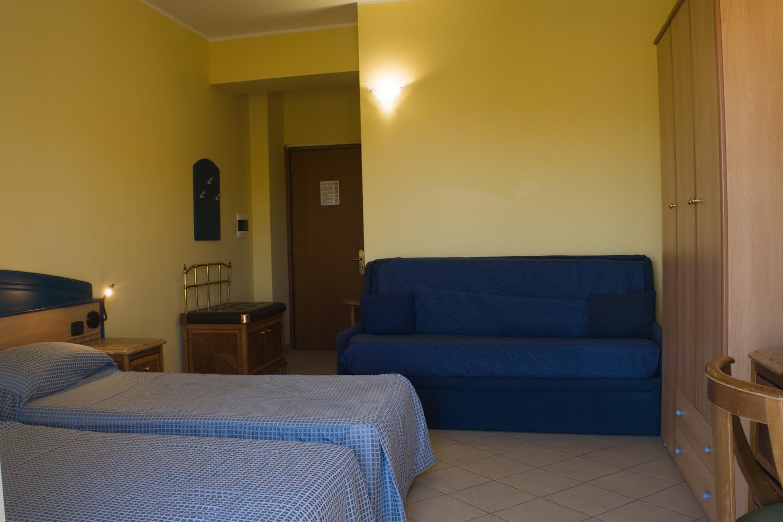 3-gwiazdkowy hotel z pokojami z widokiem na morze, restauracją i przestrzenią eventową w Briatico, na Costa degli Dei.