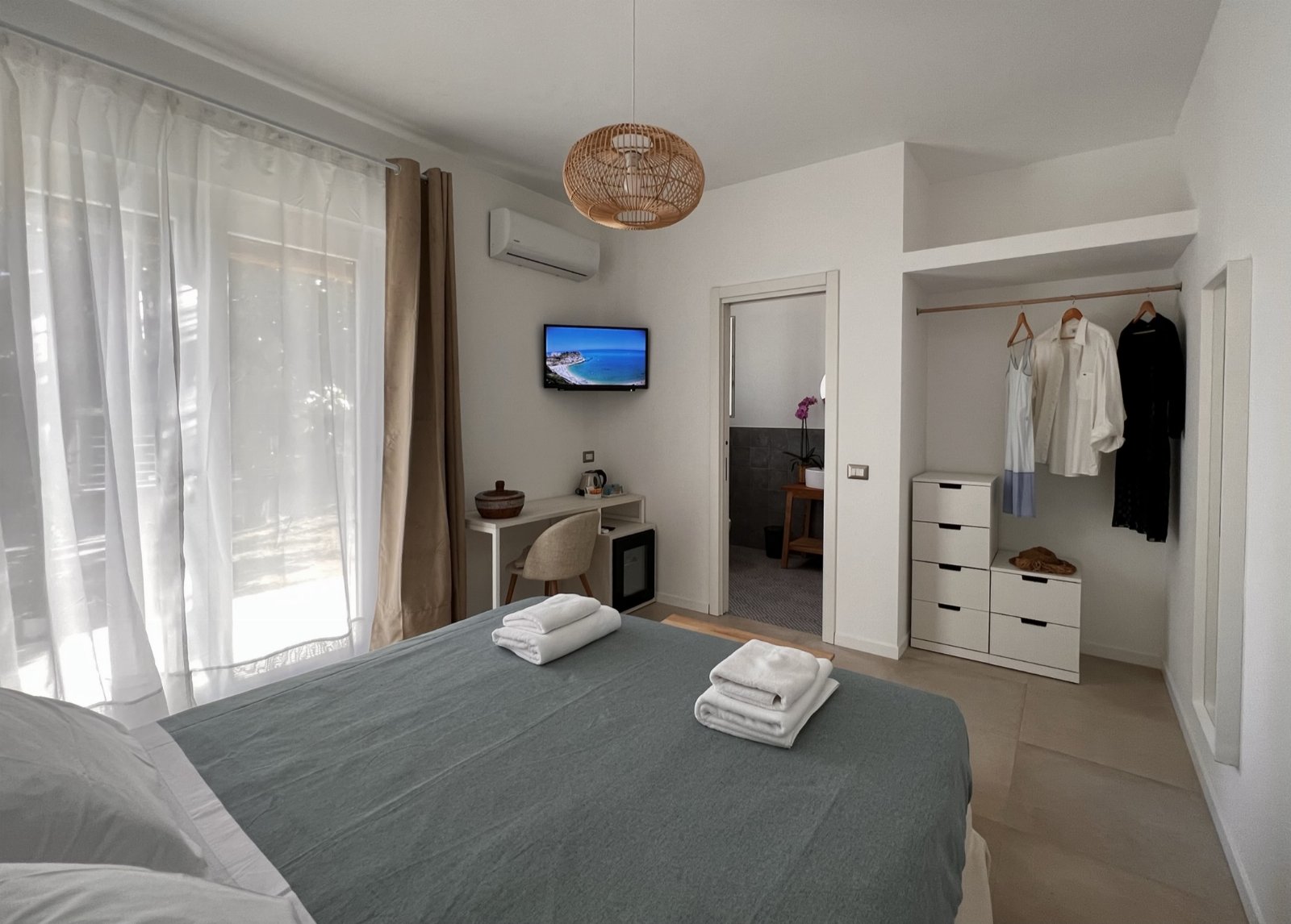 Casa Cunaci Bed and Breakfast.      "Una finestra sul Mediterraneo"