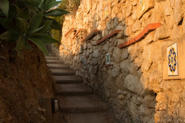 Appartement deux pièces pour 2 personnes avec cuisine et vue mer. Plage privée. Yoga au coucher du soleil.