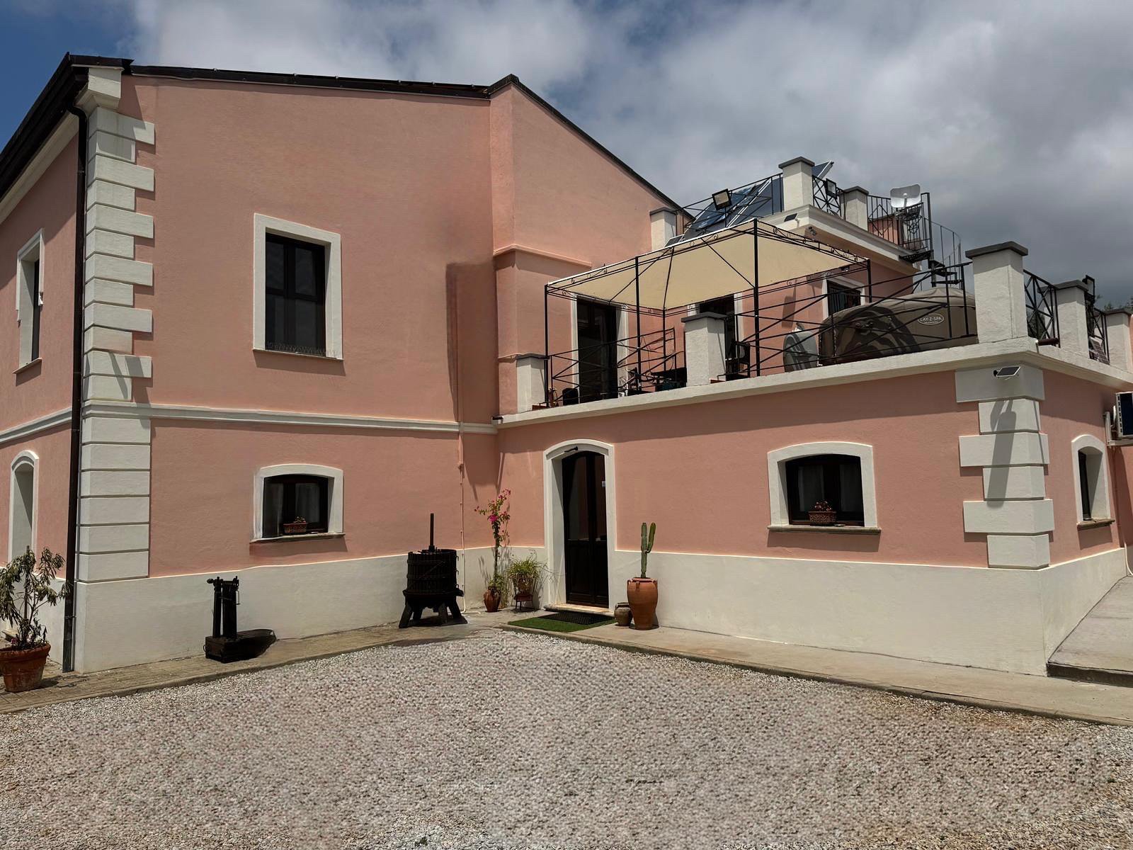 B&B Casa Vacanze Lydia offre la possibilità di usufruire o dell’ intero appartamento composto da 3 stanze e 2 letti con cucina e soggiorno o di anche solo le stanze con il bagno privato .