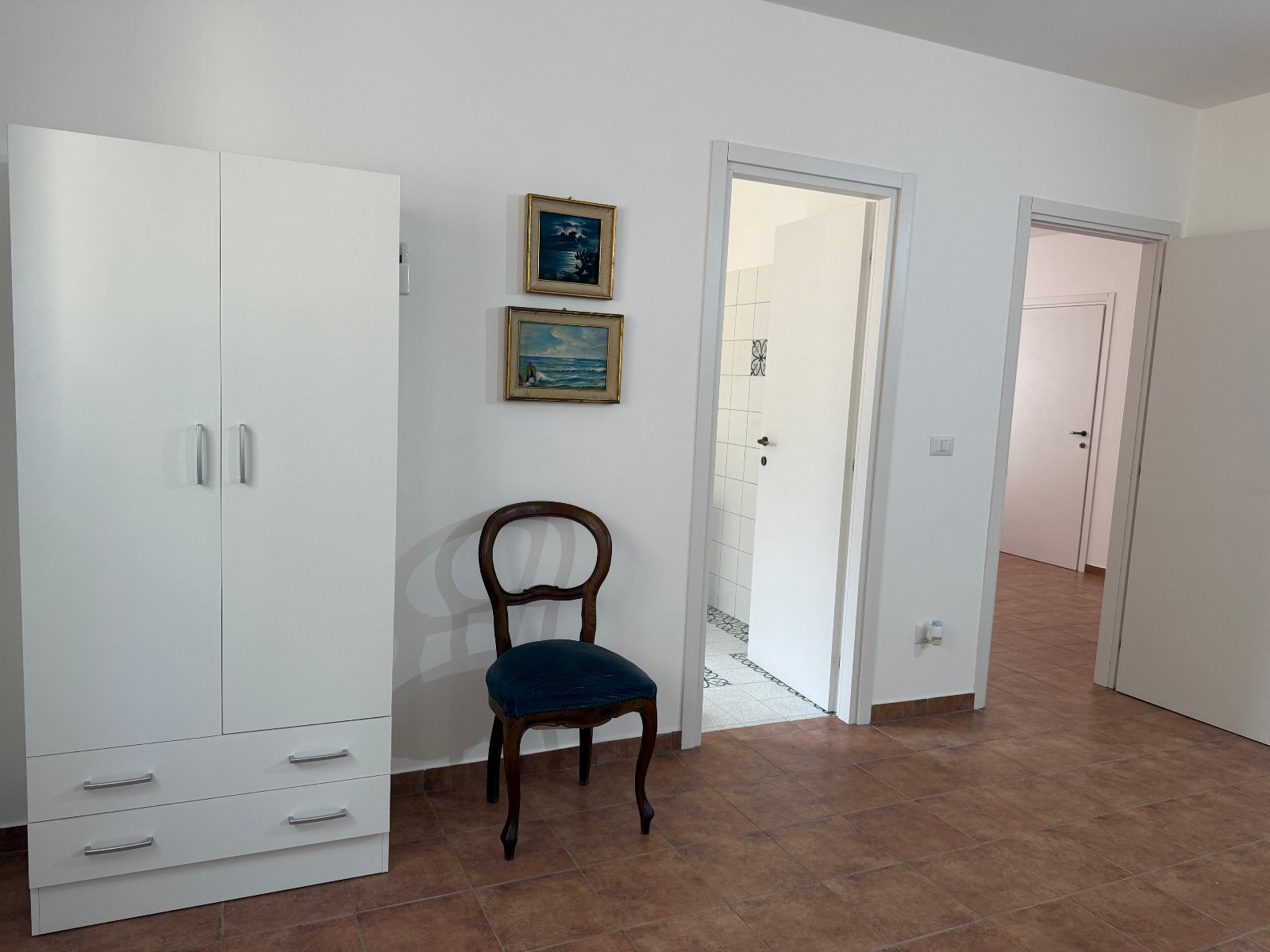 B&B Casa Vacanze Lydia offre la possibilità di usufruire o dell’ intero appartamento composto da 3 stanze e 2 letti con cucina e soggiorno o di anche solo le stanze con il bagno privato .