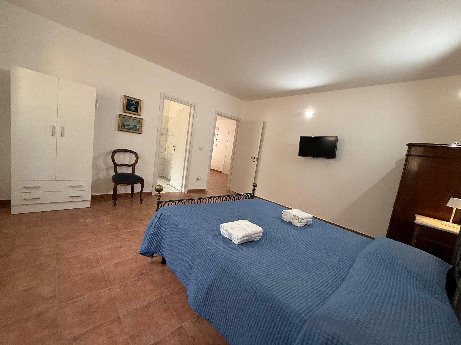 B&B Casa Vacanze Lydia offre la possibilità di usufruire o dell’ intero appartamento composto da 3 stanze e 2 letti con cucina e soggiorno o di anche solo le stanze con il bagno privato .