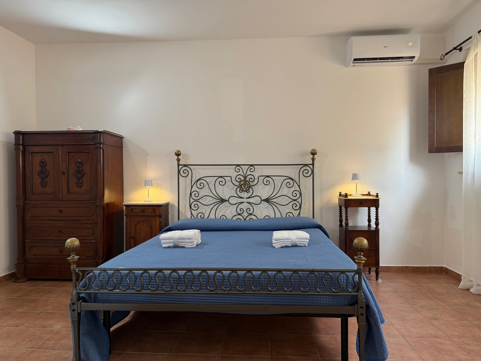B&B Casa Vacanze Lydia offre la possibilità di usufruire o dell’ intero appartamento composto da 3 stanze e 2 letti con cucina e soggiorno o di anche solo le stanze con il bagno privato .