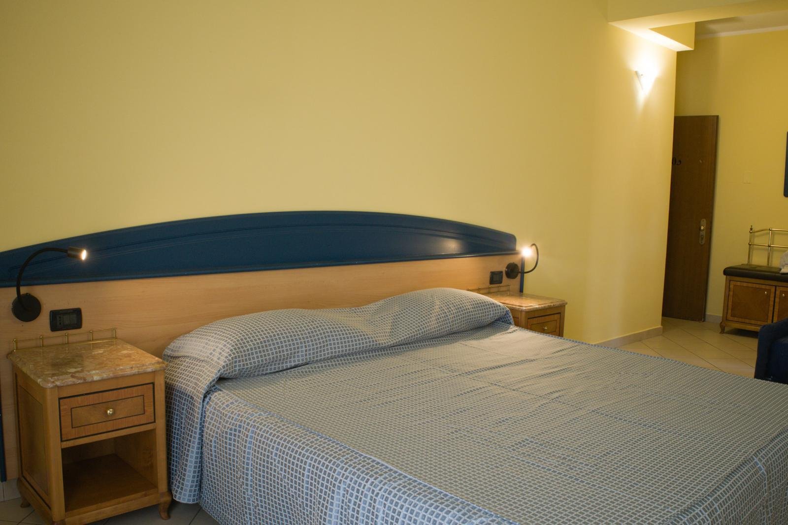 3-gwiazdkowy hotel z pokojami z widokiem na morze, restauracją i przestrzenią eventową w Briatico, na Costa degli Dei.