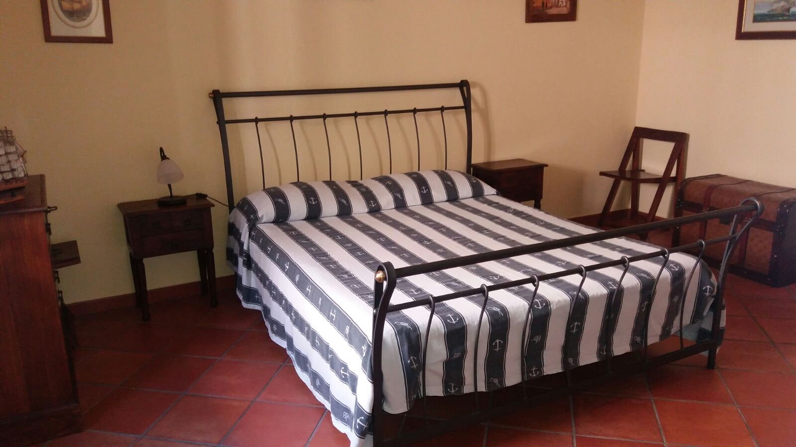 LA DIMORA DEL NONNO MARINAIO - Trilocale nel centro storico, posto auto in strada pubblica con permesso ZTL, pavimento in cotto di Montalcino, rivestimenti e lampadari in ceramica di Vietri decorata a mano, mobili in teak.
